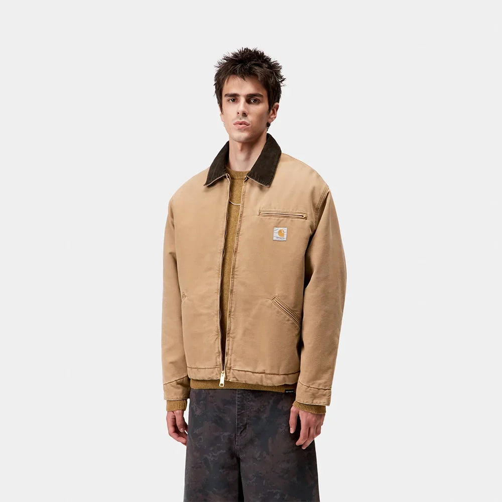 Grafik zur Größenberatung für die Carhartt Detroit Jacket bei Stickabush. Zeigt die Messpunkte (Brust, Schulter, Länge) und eine Tabelle mit relevanten Maßen für verschiedene Größen.