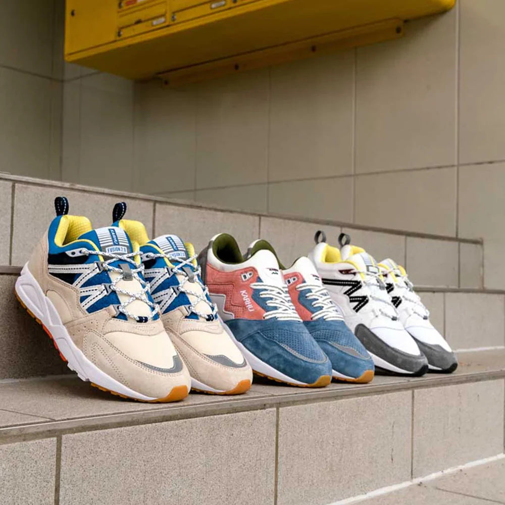 Das Karhu "M" Logo (M-Symbol), das aus drei parallelen, nach oben spitz zulaufenden Streifen in einer geschwungenen Form besteht. Das Logo ist das Markenzeichen der Sneaker-Marke.