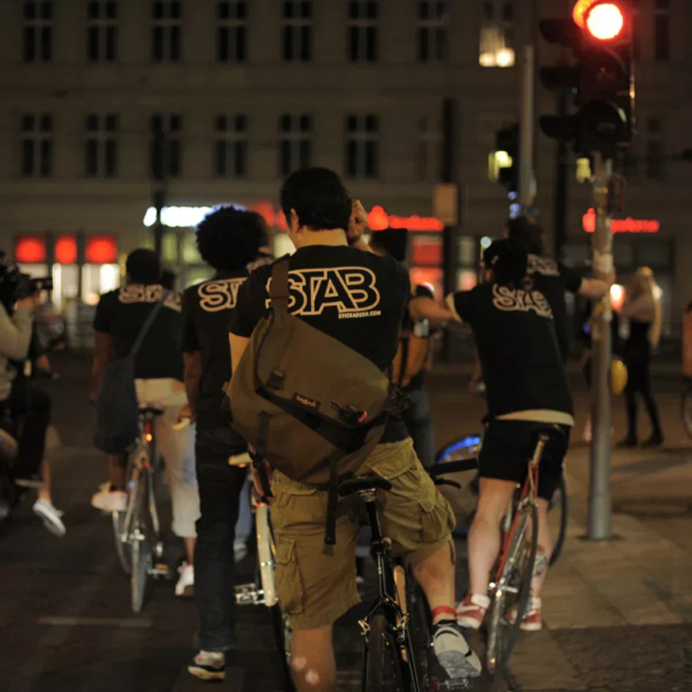 Mann trägt STAB T-Shirt beim Fahrradfahren in Berlin.