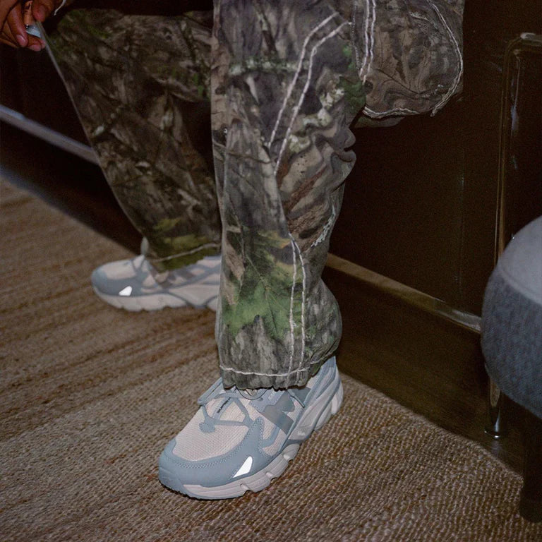 “Vanille-weiß-grauer Karhu Super Fulcrum Sneaker ("Vanilla Ice / Lunar Rock"). Retro-Laufschuh aus Wildleder und Mesh mit F-Logo an der Seite, Schnürung und einer dicken Sohle mit Fulcrum-Dämpfungstechnologie.“