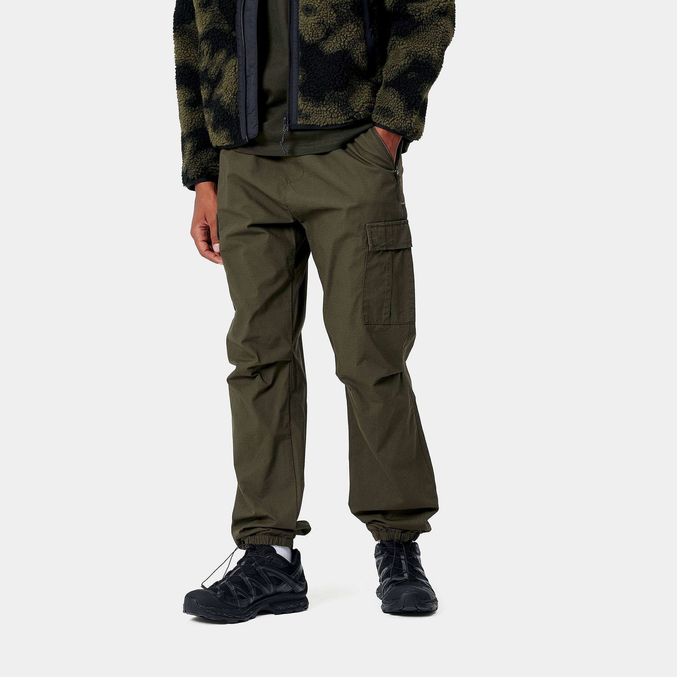 "Carhartt Cargo Jogger in Cypress, Baumwollmischung, Cargohose im Jogginghosen-Stil mit Taschen."