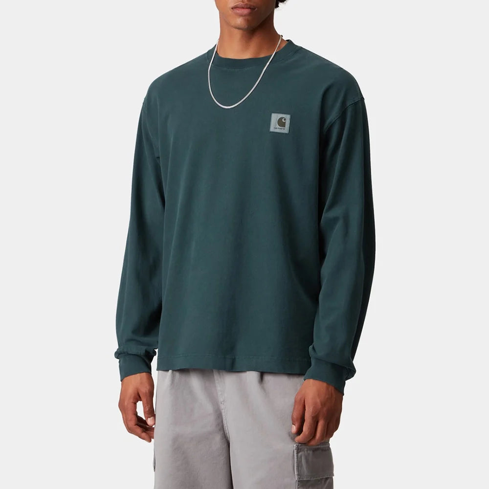 “Carhartt WIP Vista Longsleeve in Dunkeltürkis. Lockeres Shirt aus Baumwolljersey, mit kleinem Logo-Stick auf der Brust bei Stickabush.“