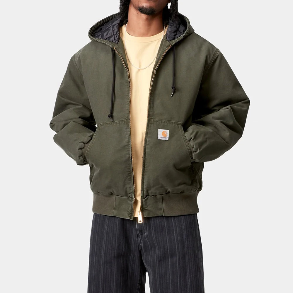 “Carhartt WIP OG Active Jacket in Olive. Stone Washed Canvas Jacke mit Kapuze, gestepptem Futter und Kängurutasche.“
