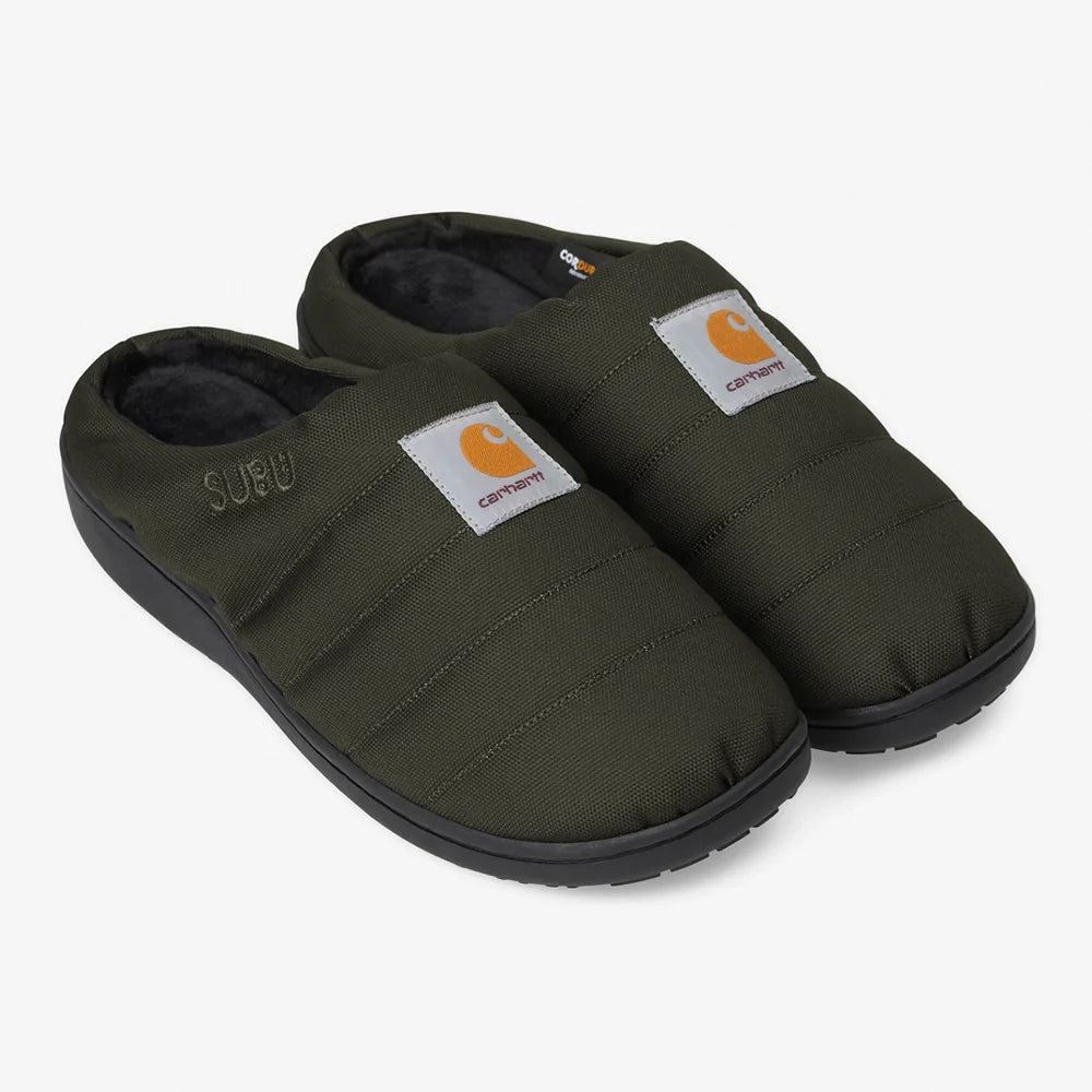 "Carhartt WIP x Subu Slippers in Olive. Gefütterte Pantoletten aus robustem CORDURA®-Material mit Gummisohle."