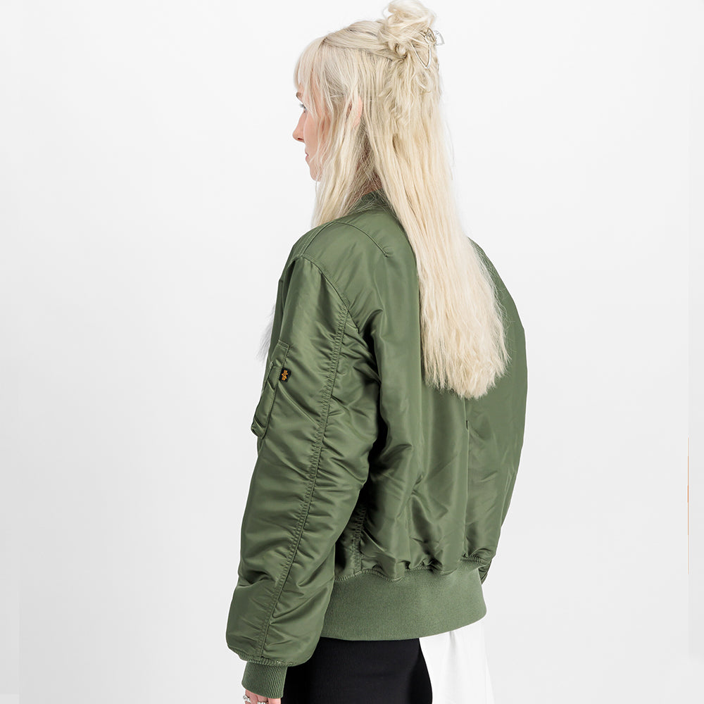 “Alpha Industries MA-1 (HERITAGE) Bomberjacke in Sage Green, aus robustem Nylon, mit orangefarbenem Innenfutter und ikonischem Ärmeltaschen-Design.“