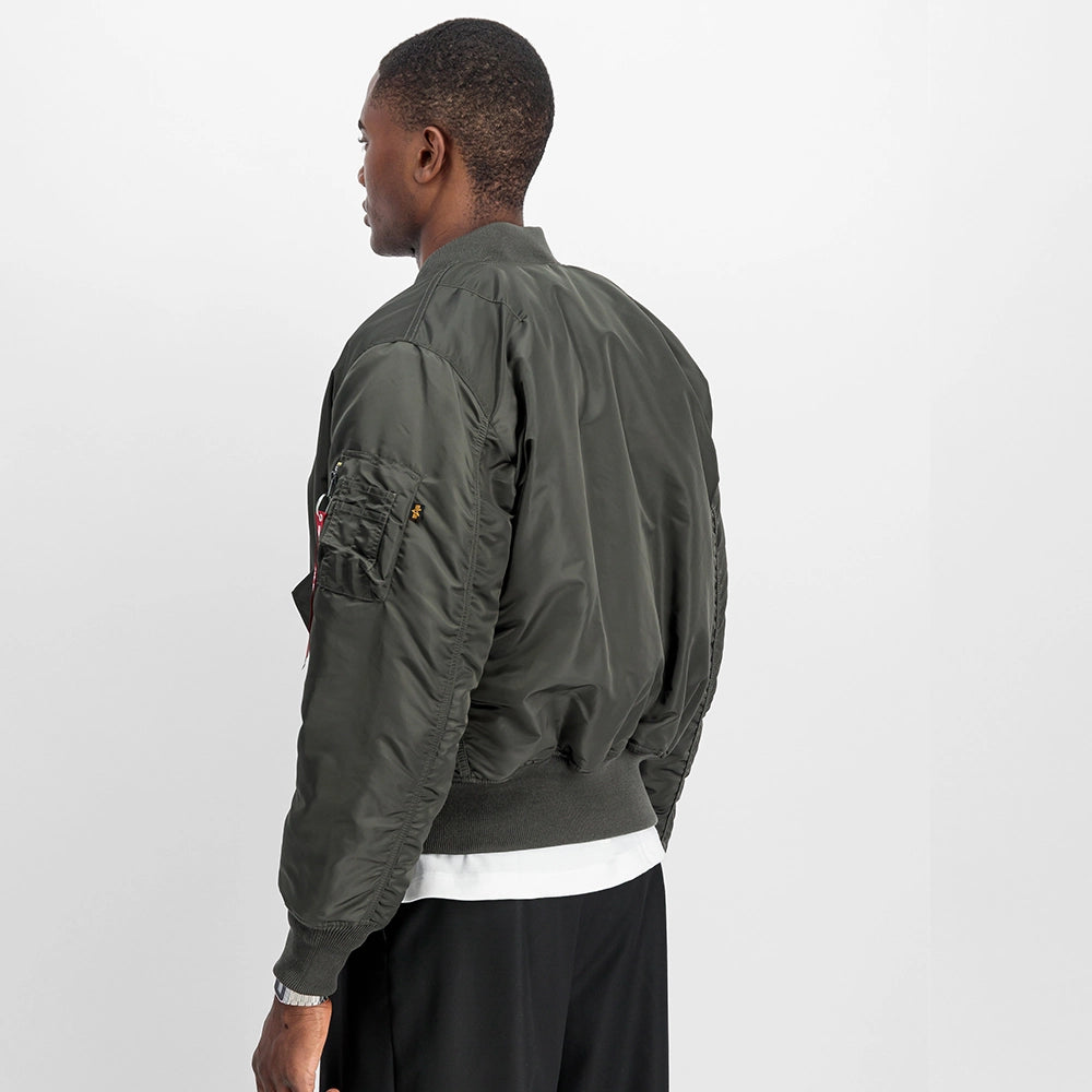 “Alpha Industries MA-1 (HERITAGE) Bomberjacke in Rep. Grey, aus Flight Nylon mit orangefarbenem Innenfutter.“