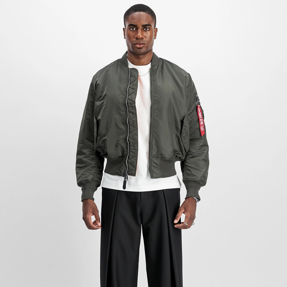 “Alpha Industries MA-1 (HERITAGE) Bomberjacke in Rep. Grey, aus Flight Nylon mit orangefarbenem Innenfutter bei Stickabush Berlin.“