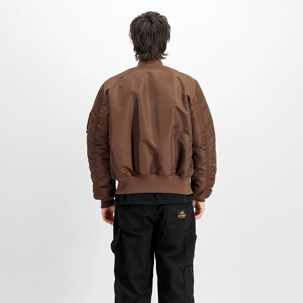 Alpha Industries MA-1 Heritage Bomberjacke in Powder Brown – Rueckansicht am Model im STICKABUSH Online-Shop
