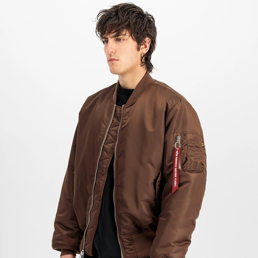 Alpha Industries MA-1 Heritage Bomberjacke in Powder Brown – Seitenansicht am Model im STICKABUSH Online-Shop
