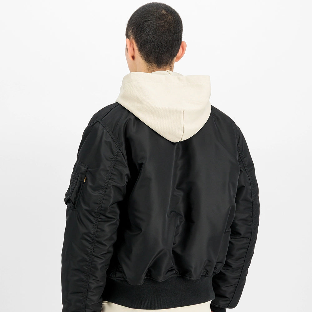 Alpha Industries MA-1 Heritage Bomberjacke in All Black mit silbernem Reißverschluss – Rueckansicht im STICKABUSH Online-Shop