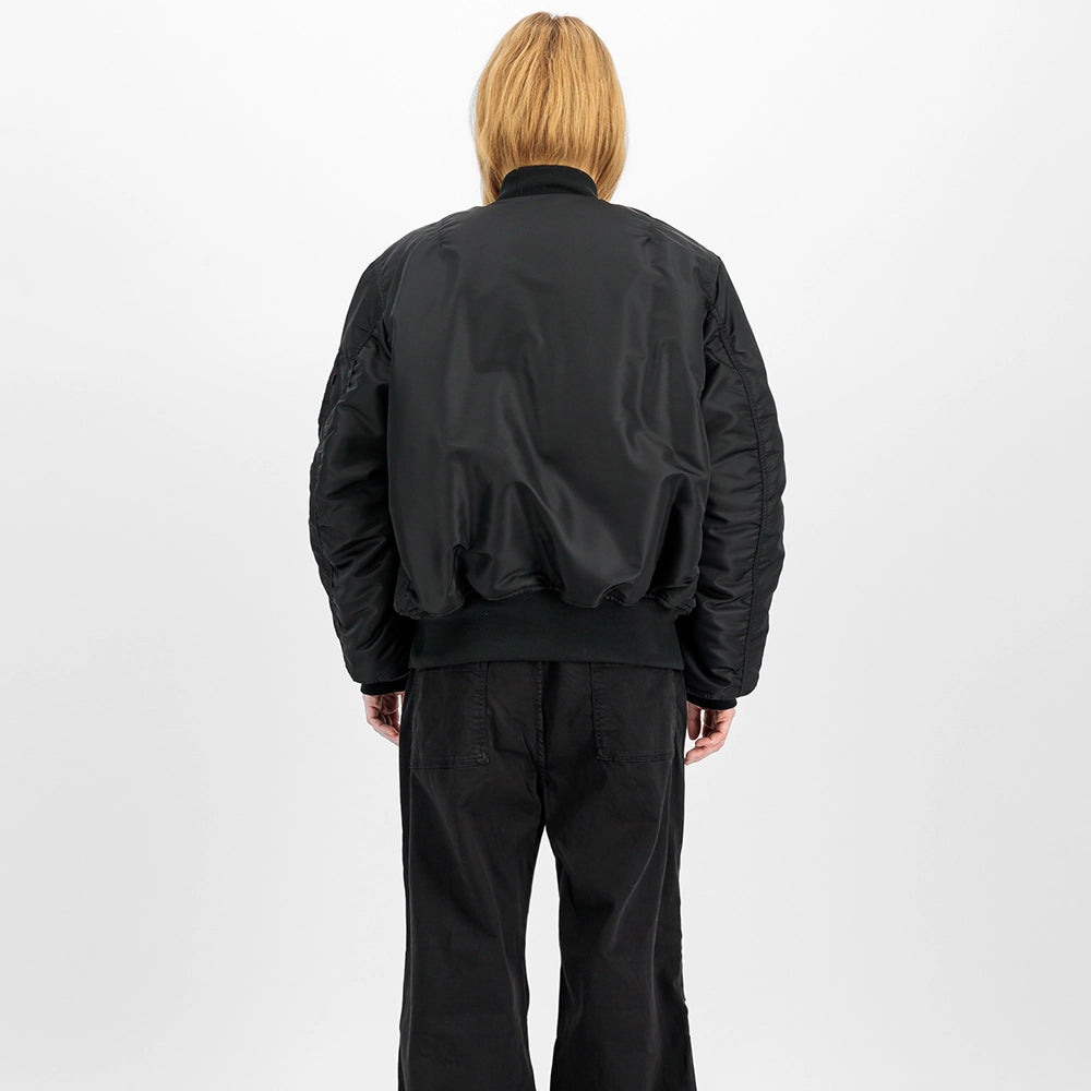 Alpha Industries MA-1 Heritage Bomberjacke in All Black mit silbernem Reißverschluss – Rueckansicht am Model im STICKABUSH Online-Shop