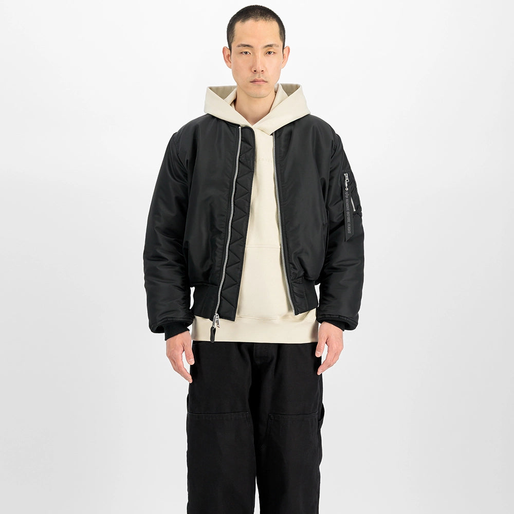 Alpha Industries MA-1 Heritage Bomberjacke in All Black mit silbernem Reißverschluss – Frontansicht am Model im STICKABUSH Online-Shop