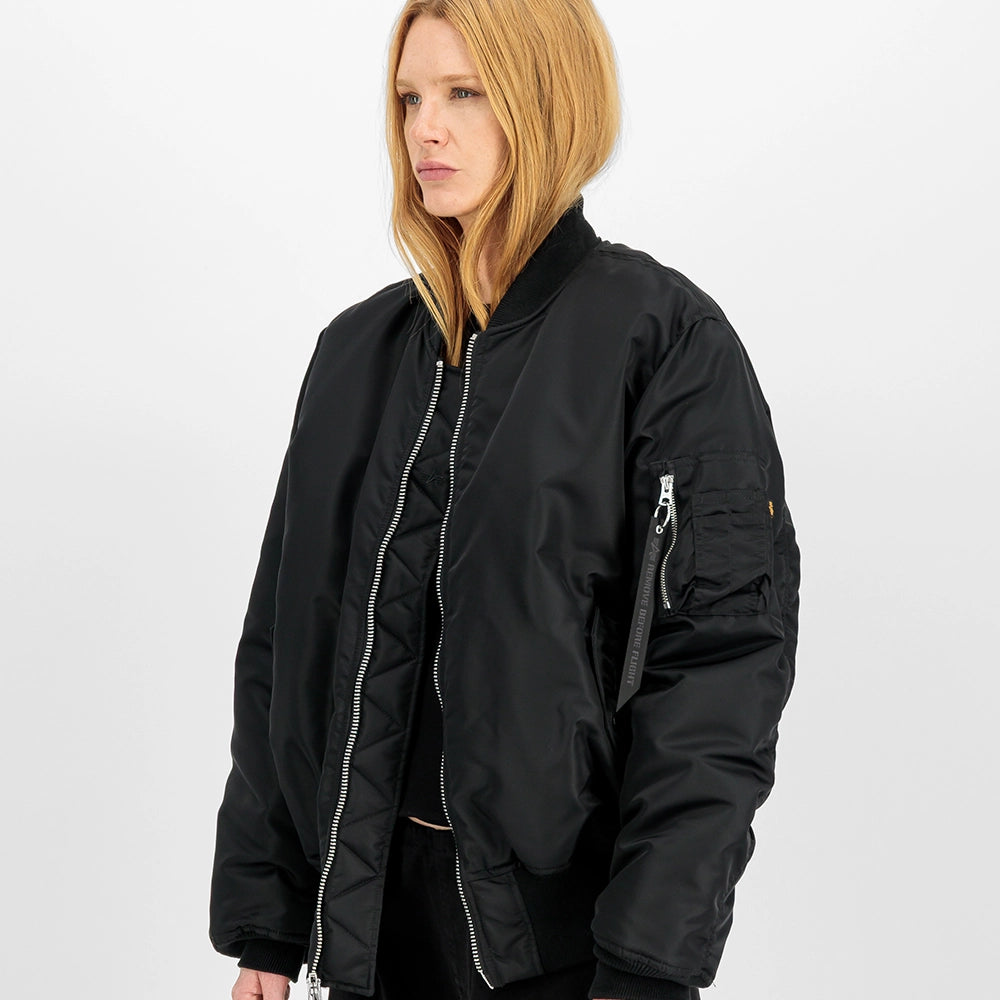 Alpha Industries MA-1 Heritage Bomberjacke in All Black mit silbernem Reißverschluss – Seitenansicht am Model im STICKABUSH Online-Shop