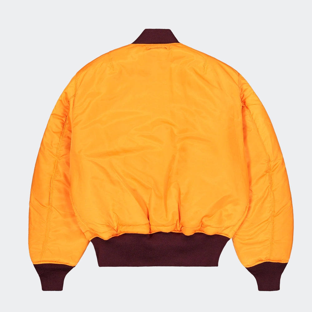 “Alpha Industries MA-1 Bomberjacke in Weinrot. Robuste Jacke aus Flight Nylon, mit orangefarbenem Innenfutter und Utility-Pocket am Ärmel bei Stickabush.“