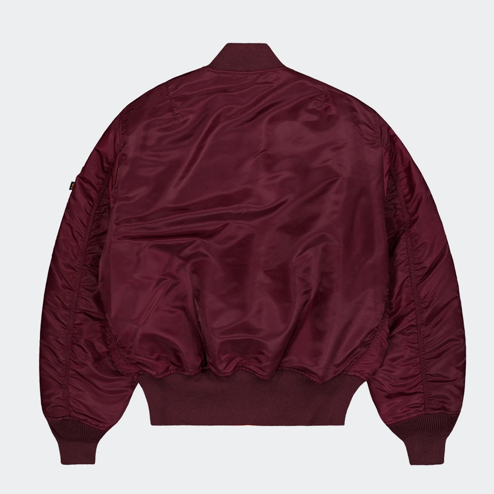 “Alpha Industries MA-1 Bomberjacke in Weinrot. Robuste Jacke aus Flight Nylon, mit orangefarbenem Innenfutter und Utility-Pocket am Ärmel bei Stickabush.“