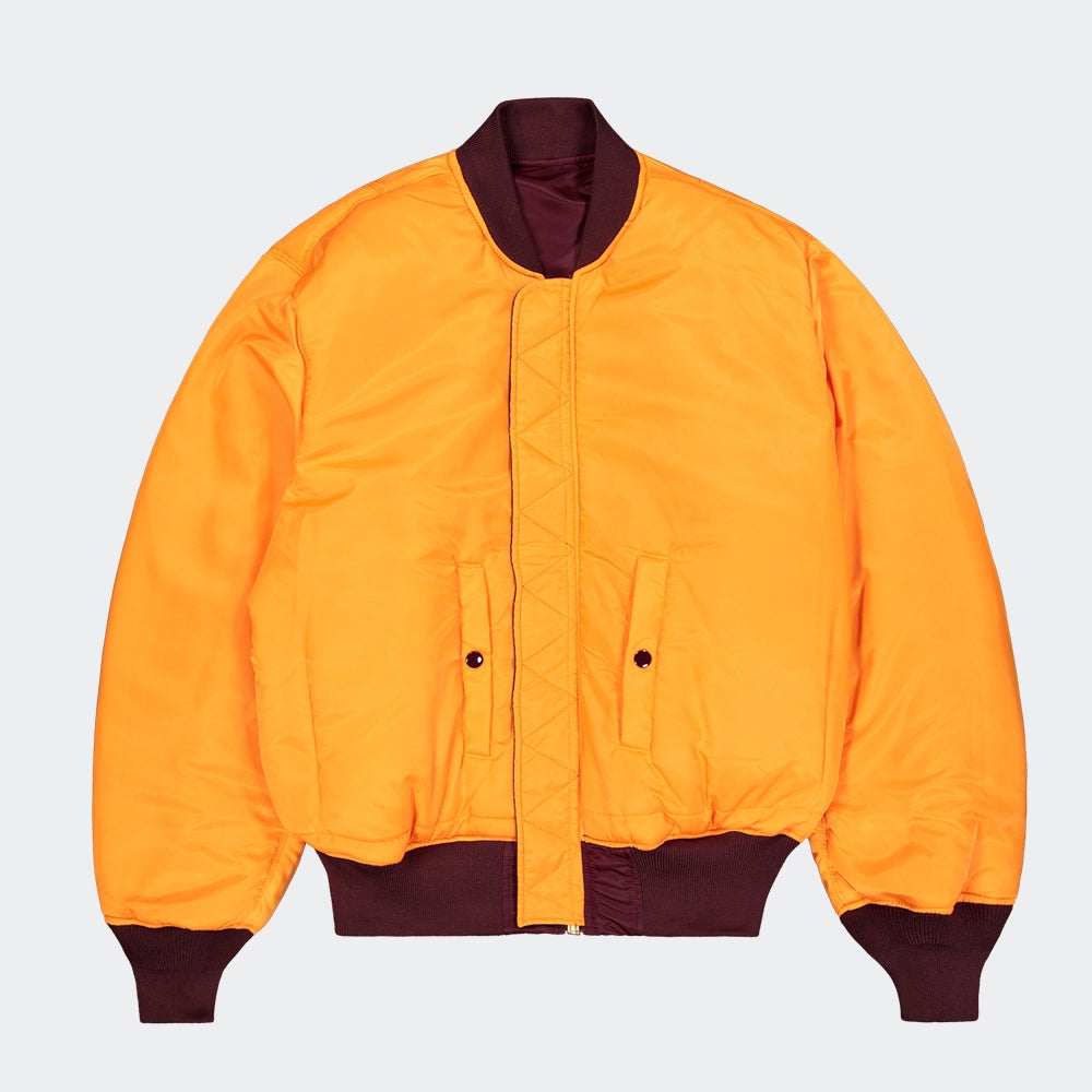 “Alpha Industries MA-1 Bomberjacke in Weinrot. Robuste Jacke aus Flight Nylon, mit orangefarbenem Innenfutter und Utility-Pocket am Ärmel bei Stickabush.“