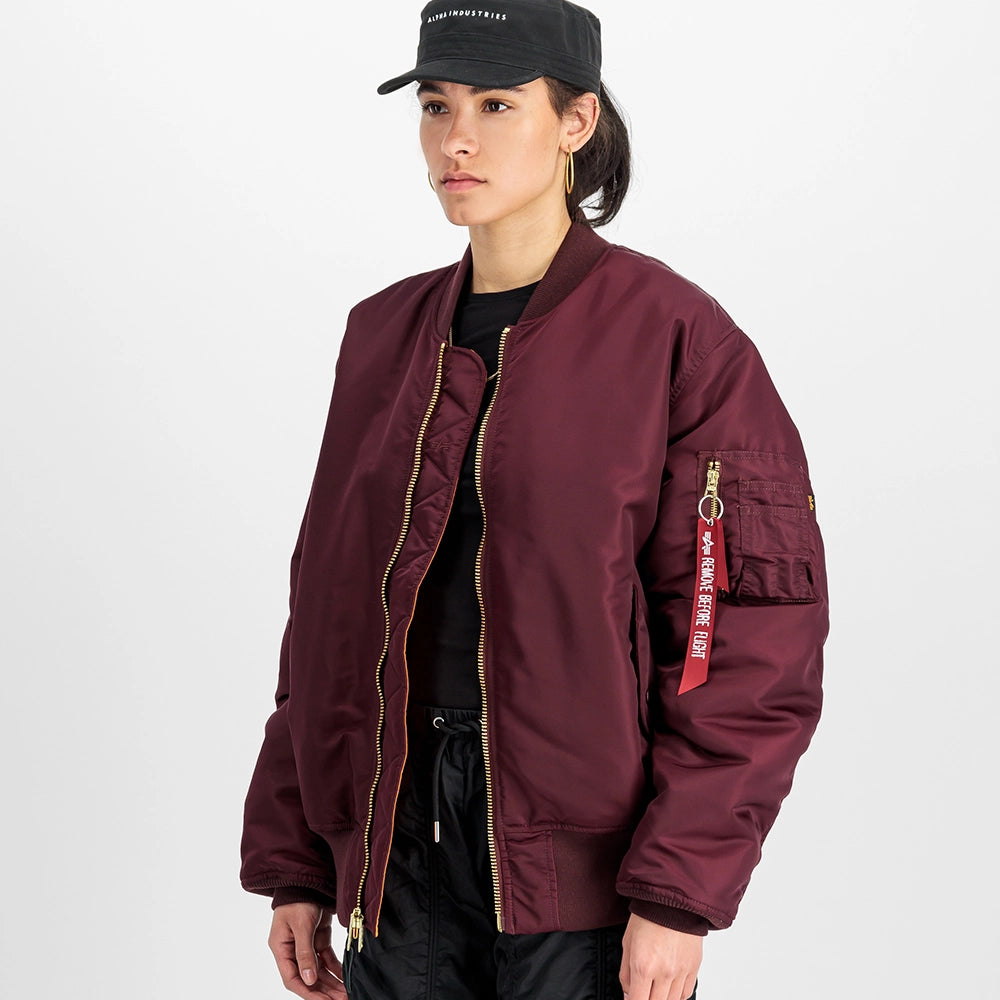 “Alpha Industries MA-1 Bomberjacke in Weinrot. Robuste Jacke aus Flight Nylon, mit orangefarbenem Innenfutter und Utility-Pocket am Ärmel bei Stickabush.“