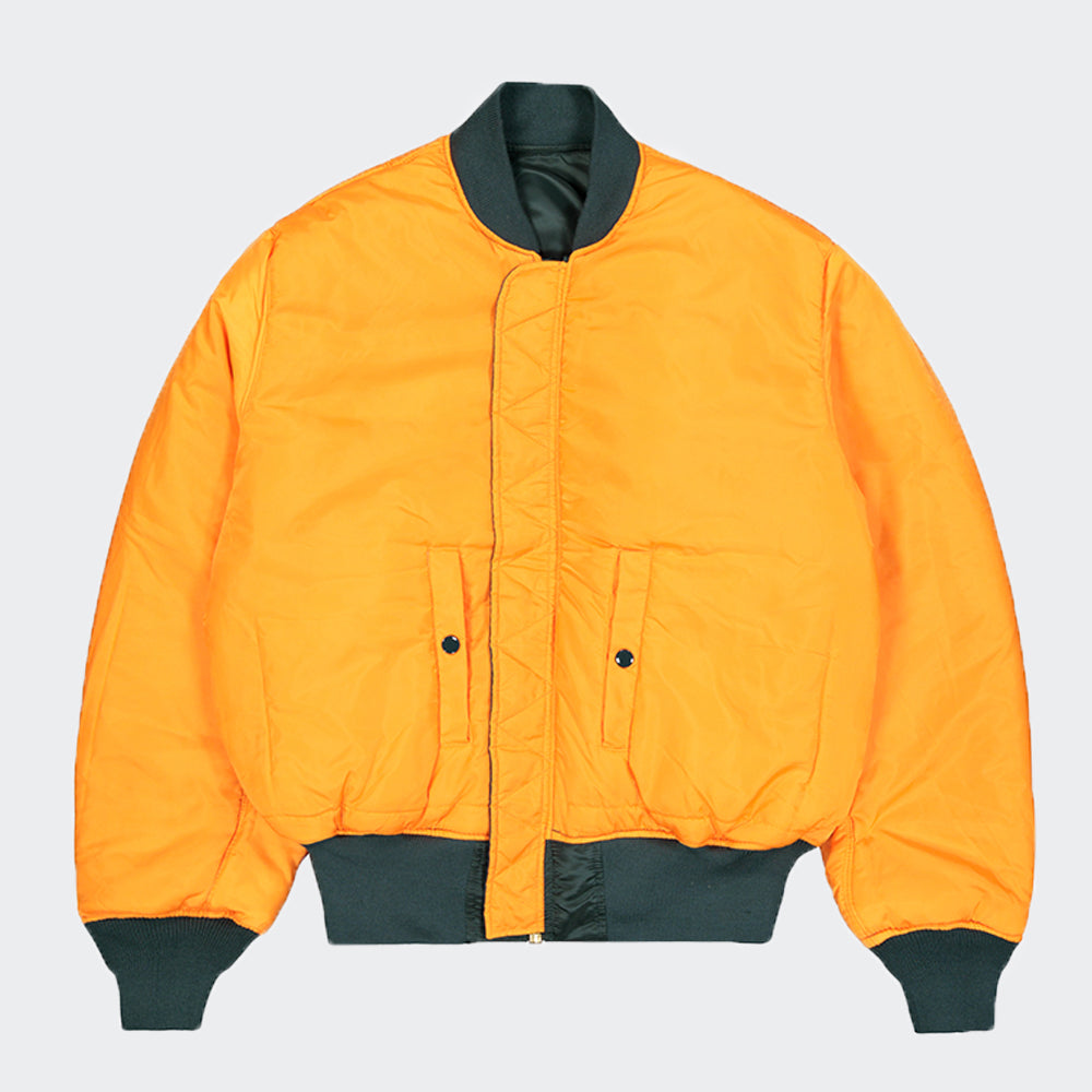 “Alpha Industries MA-1 (HERITAGE) Bomberjacke in Navy Green, aus robustem Nylon, mit orangem Innenfutter und klassischem Blouson-Schnitt bei Stickabush.“