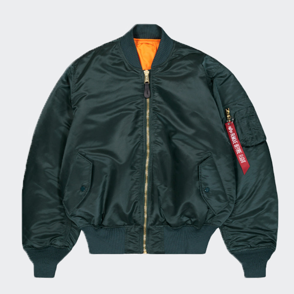 “Alpha Industries MA-1 (HERITAGE) Bomberjacke in Navy Green, aus robustem Nylon, mit orangem Innenfutter und klassischem Blouson-Schnitt bei Stickabush.“