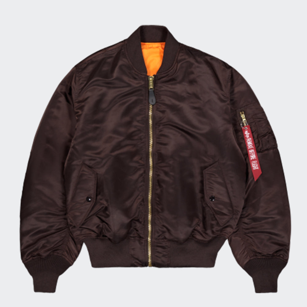 "Alpha Industries MA-1 (HERITAGE) Bomberjacke in Hunter Brown, aus strapazierfähigem Nylon, mit Rippbündchen und ikonischem Flight-Tag am Ärmel."