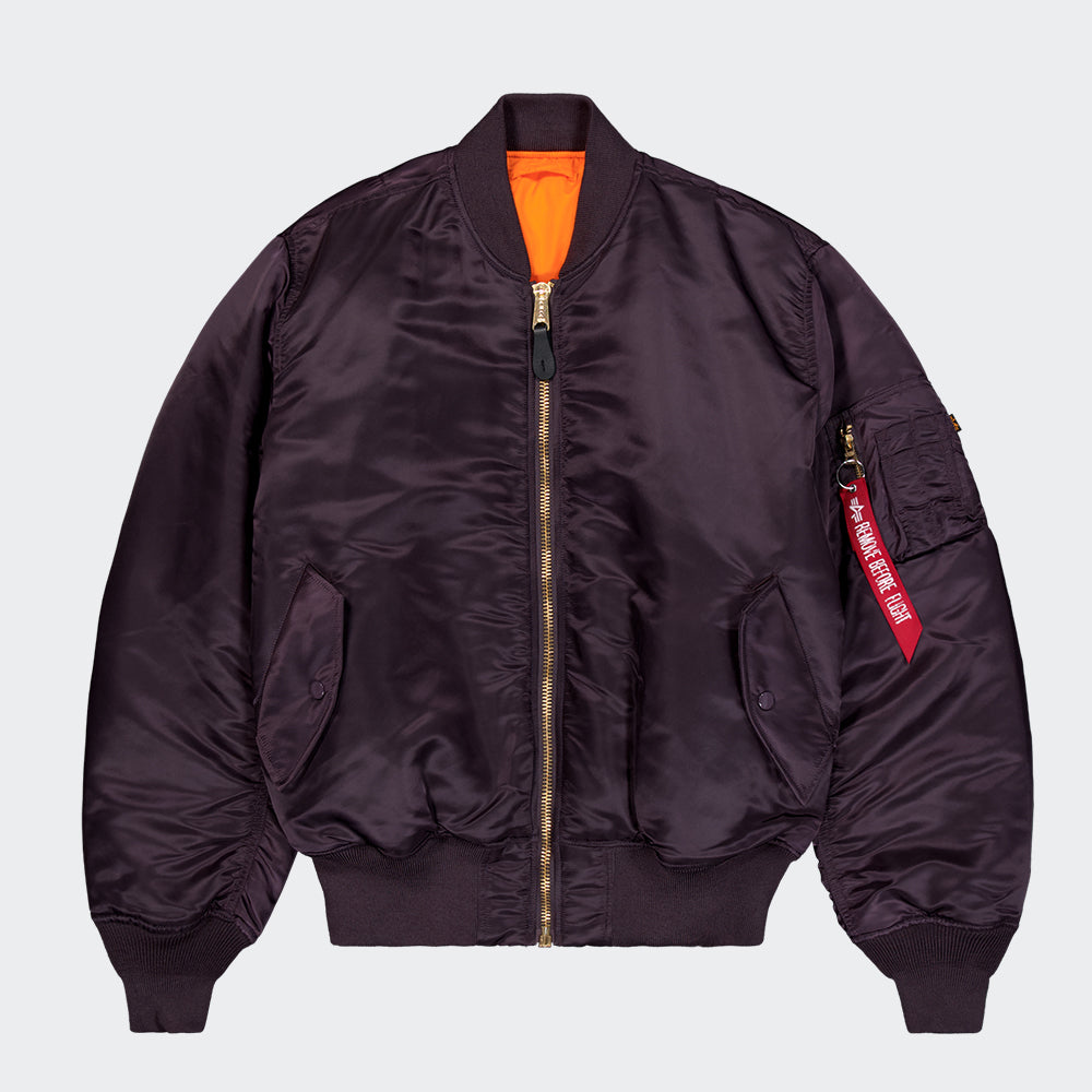“Alpha Industries MA-1 (HERITAGE) Bomberjacke in Plum, aus strapazierfähigem Nylon, mit orangefarbenem Innenfutter und ikonischem Ärmeltaschen-Design.“