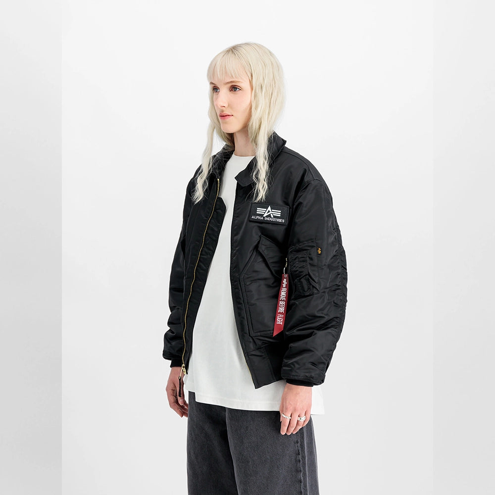 “Schwarze Alpha Industries CWU 45 (HERITAGE) Bomberjacke aus robustem Nylon mit Rippstrickbündchen und Ärmeltasche bei Stickabush Berlin.“