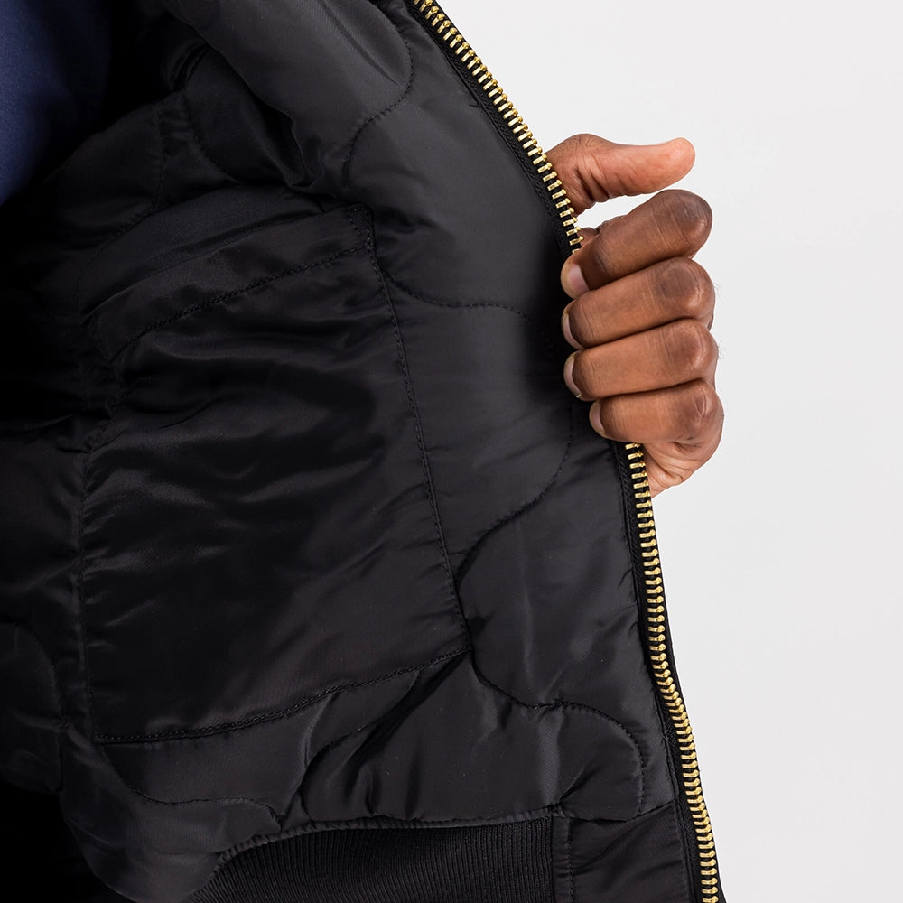 “Schwarze Alpha Industries CWU 45 (HERITAGE) Bomberjacke aus robustem Nylon mit Rippstrickbündchen und Ärmeltasche bei Stickabush Berlin.“