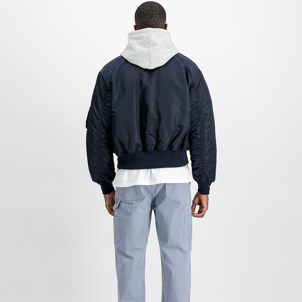 "Alpha Industries CWU 45 Heritage Bomberjacke in Rep. Blue, aus robustem Nylon, mit Rippbündchen, Utility-Tasche am Ärmel und gestepptem Innenfutter."