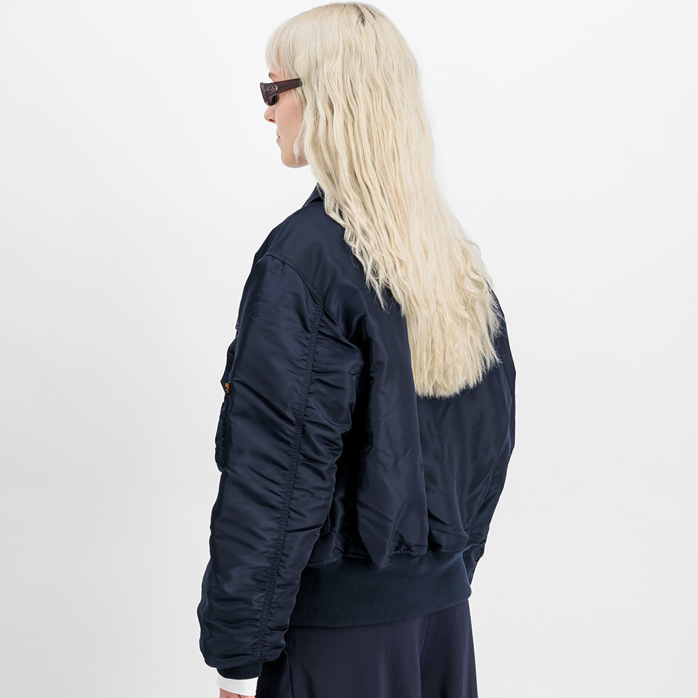 "Alpha Industries CWU 45 Heritage Bomberjacke in Rep. Blue, aus robustem Nylon, mit Rippbündchen, Utility-Tasche am Ärmel und gestepptem Innenfutter."