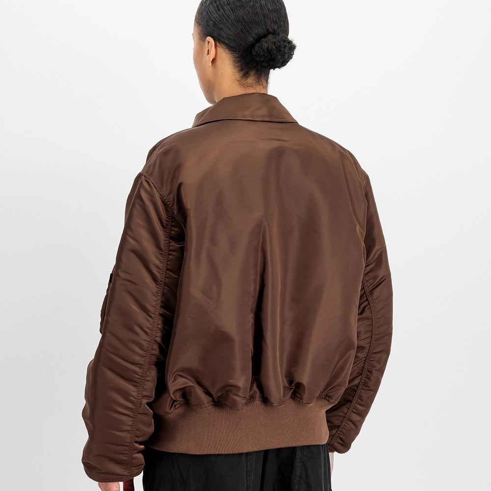 Alpha Industries CWU 45 (HERITAGE) Bomberjacke in Powder Brown, Rueckansicht am Model, STICKABUSH