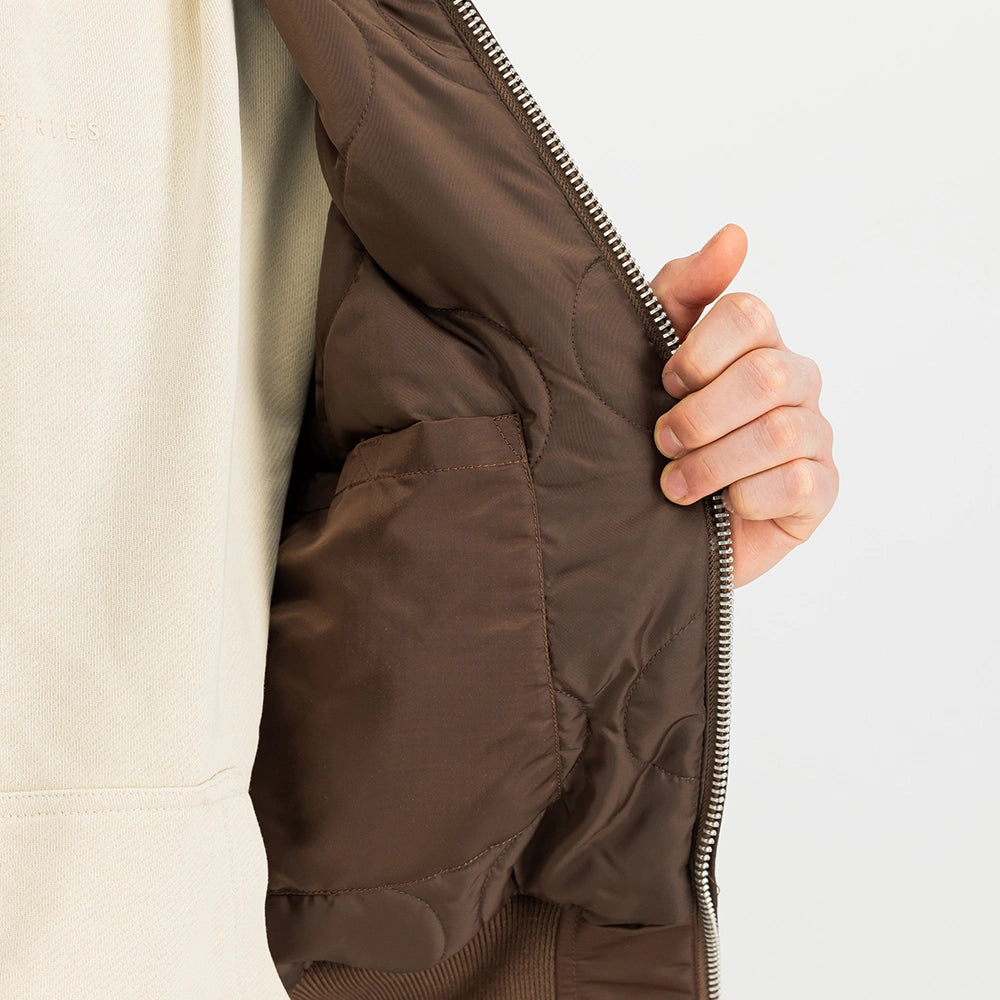 Alpha Industries CWU 45 (HERITAGE) Bomberjacke in Powder Brown, Detailansicht am Model, STICKABUSH