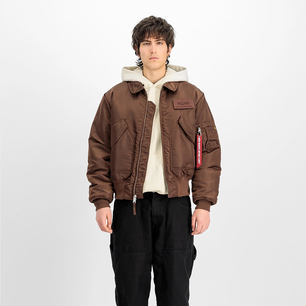 Alpha Industries CWU 45 (HERITAGE) Bomberjacke in Powder Brown, Frontansicht am Model, STICKABUSH