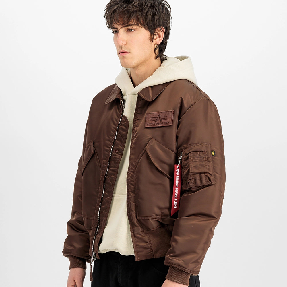 Alpha Industries CWU 45 (HERITAGE) Bomberjacke in Powder Brown, Seitenansicht am Model, STICKABUSH