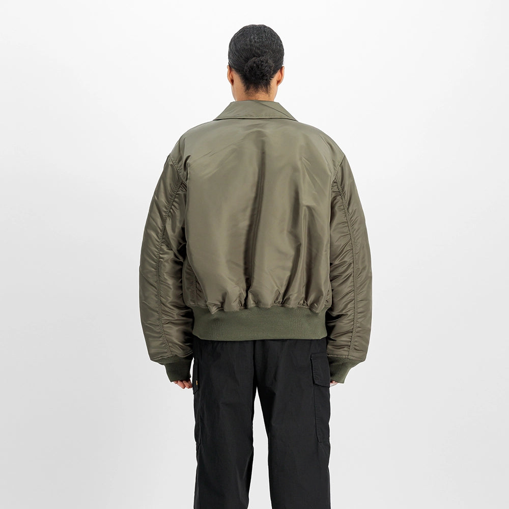 Alpha Industries CWU 45 (HERITAGE) Bomberjacke in Mud Olive, Rueckansicht am Model, STICKABUSH