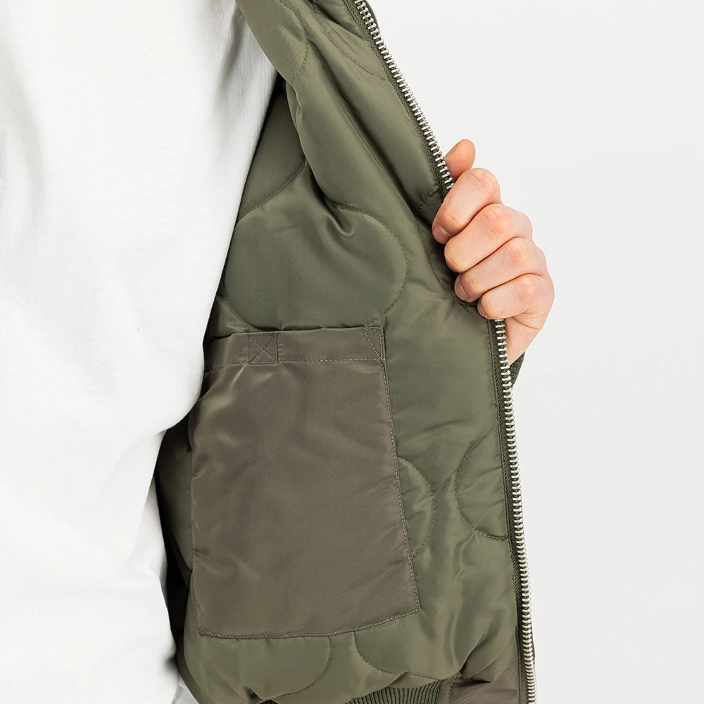 Alpha Industries CWU 45 (HERITAGE) Bomberjacke in Mud Olive, Detailansicht am Model, STICKABUSH