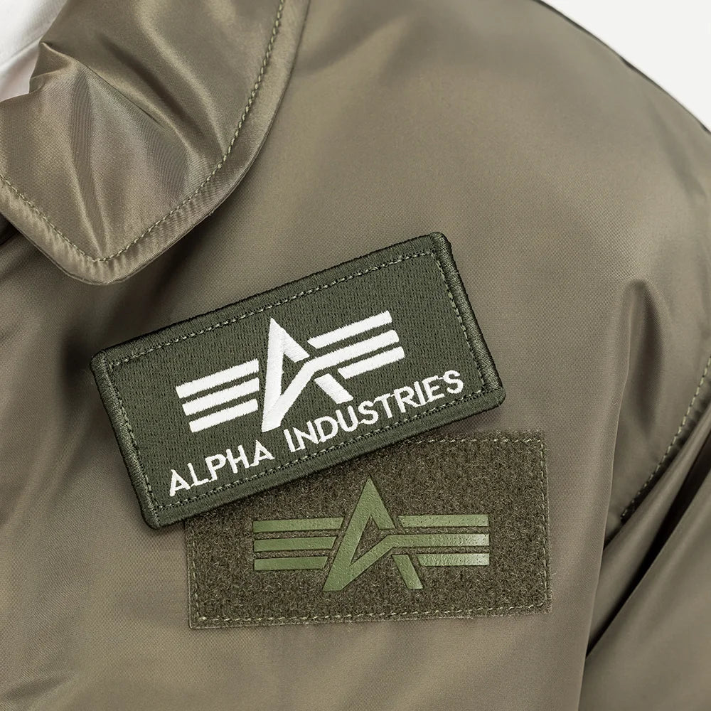Alpha Industries CWU 45 (HERITAGE) Bomberjacke in Mud Olive, Detailansicht am Model, STICKABUSH