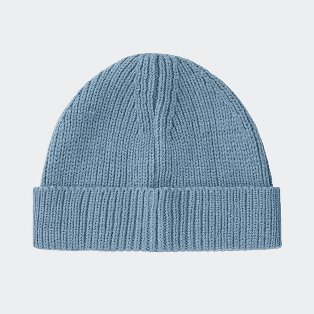 Alpha Industries Dockers Beanie – Grey Blue. Hellblaue Kurz-Beanie aus Acryl-Strick, mit Umschlag und kleinem Alpha Industries Logo-Label.
