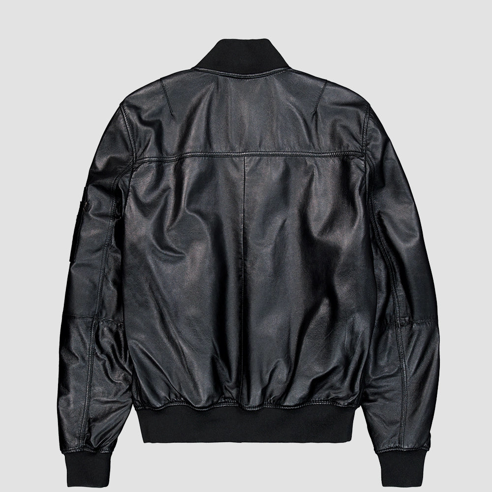 „Schwarze Alpha Industries MA-1 Lederjacke mit Strickkragen, Utility Pocket am Ärmel und rotem Remove Before Flight Tag vor neutralem Hintergrund bei Stickabush Berlin.“