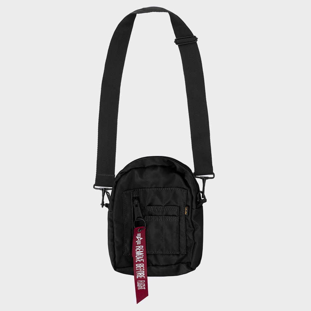 “Alpha Industries Crew Carry Bag – Black. Schwarze Umhaengetasche aus robustem Nylon, mit mehreren Fächern, Tragegriffen und abnehmbarem Schultergurt.“