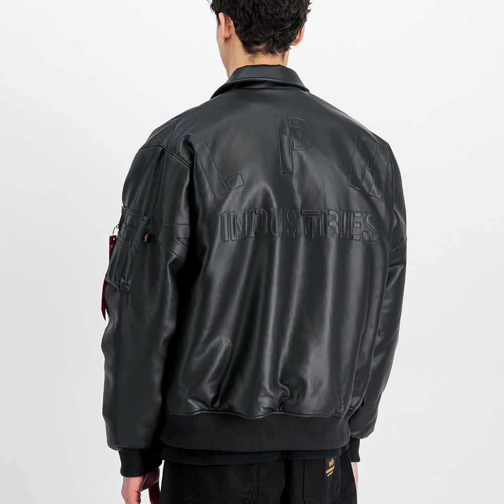 "Schwarze Bomberjacke aus Faux-Leder von Alpha Industries mit gerippten Bündchen, Utility Pocket und Schaumdruck.“
