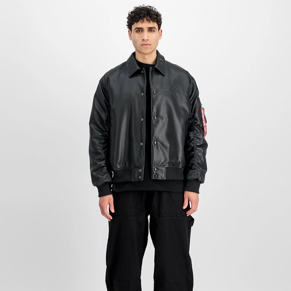 "Schwarze Bomberjacke aus Faux-Leder von Alpha Industries mit gerippten Bündchen, Utility Pocket und Schaumdruck.“

