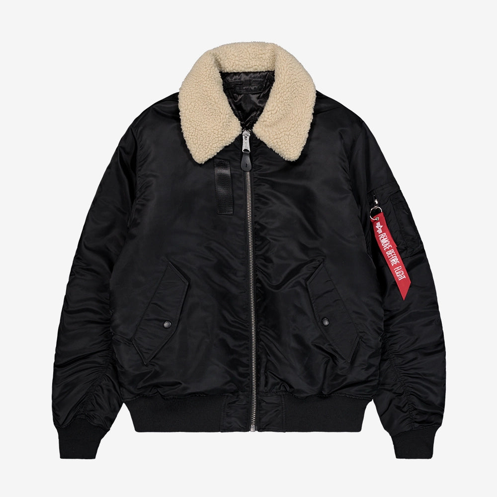 "Schwarze, wendbare Bomberjacke aus Nylon mit abnehmbarem Fellkragen, Utility Pocket und Rippbündchen.“
