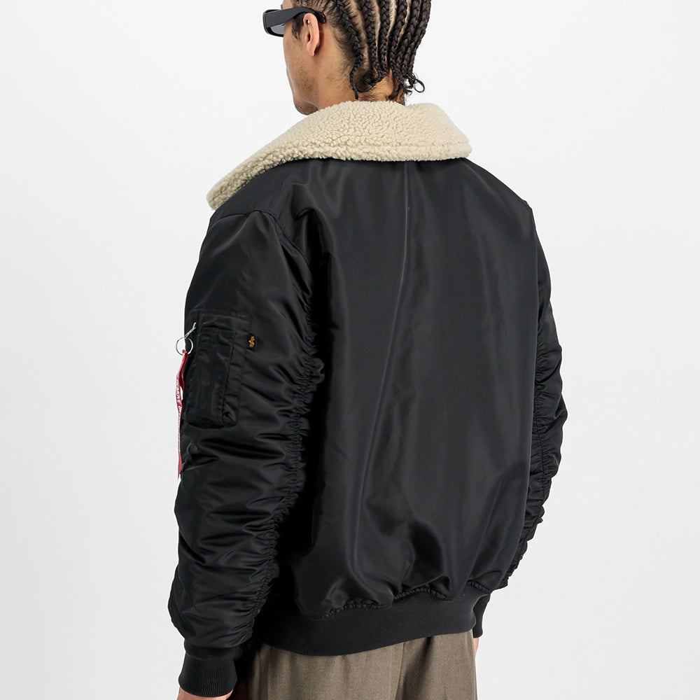 "Schwarze, wendbare Bomberjacke aus Nylon mit abnehmbarem Fellkragen, Utility Pocket und Rippbündchen.“