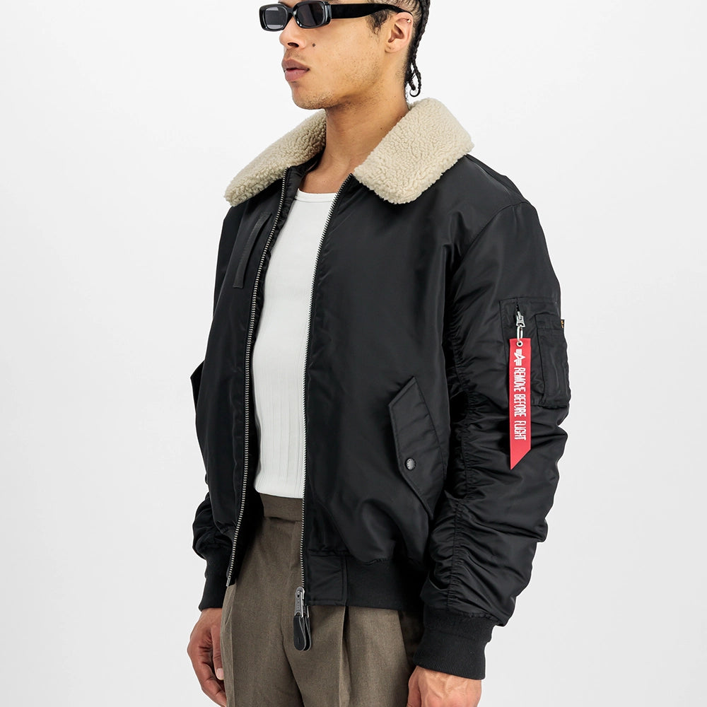 "Schwarze, wendbare Bomberjacke aus Nylon mit abnehmbarem Fellkragen, Utility Pocket und Rippbündchen.“
