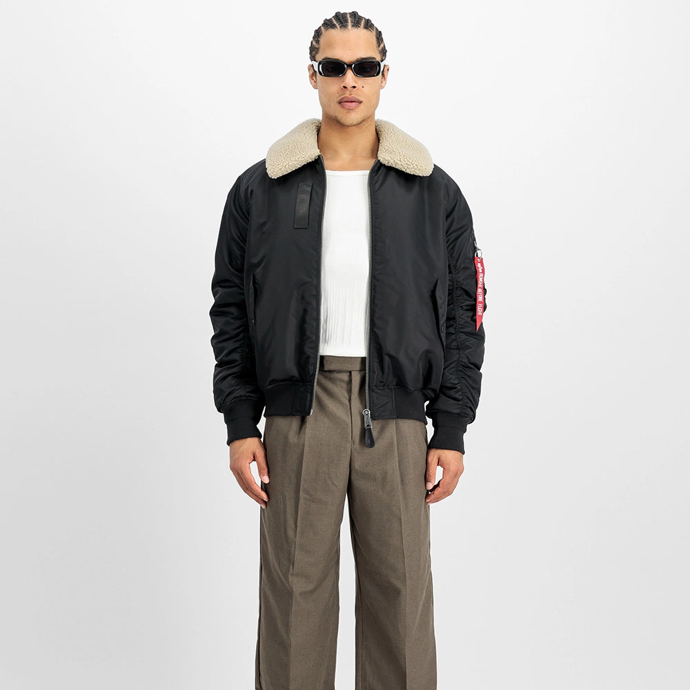"Schwarze, wendbare Bomberjacke aus Nylon mit abnehmbarem Fellkragen, Utility Pocket und Rippbündchen.“