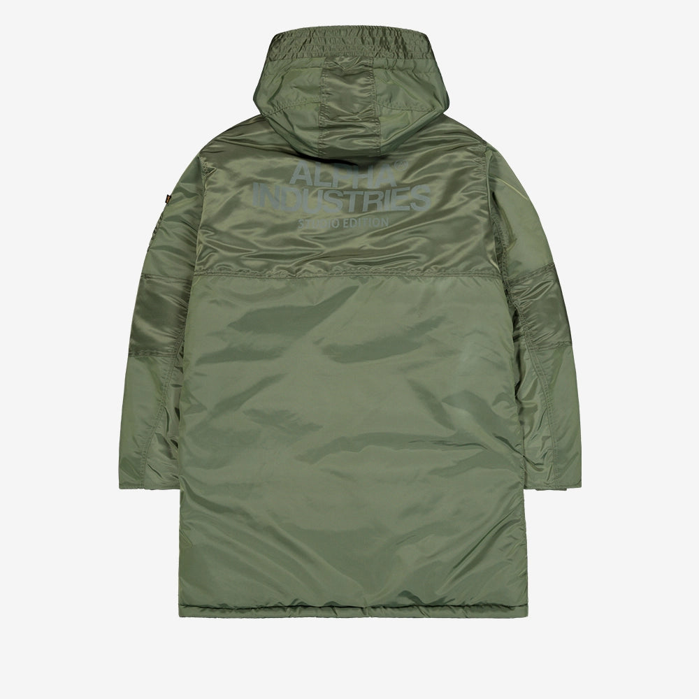 "Grüner Winterparka aus Nylon von Alpha Industries mit einem auffälligen Print auf dem Rücken und einer Teddyfutter-Kapuze bei Stickabush Berlin.“