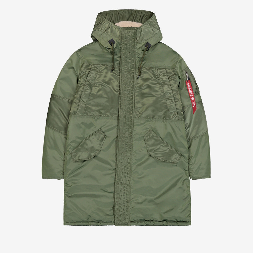 "Grüner Winterparka aus Nylon von Alpha Industries mit einem auffälligen Print auf dem Rücken und einer Teddyfutter-Kapuze bei Stickabush Berlin.“