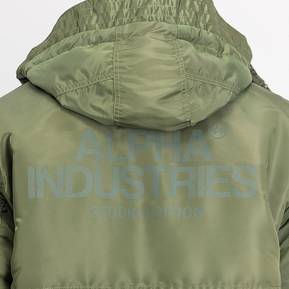 "Grüner Winterparka aus Nylon von Alpha Industries mit einem auffälligen Print auf dem Rücken und einer Teddyfutter-Kapuze bei Stickabush Berlin.“