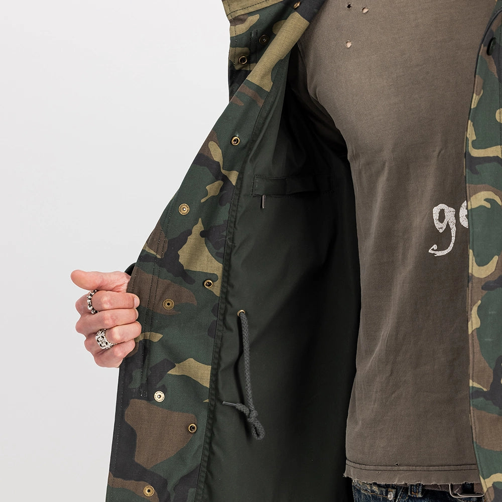 "Camouflage-Feldjacke aus Baumwoll-Mischung von Alpha Industries. Mit vier Pattentaschen, verdeckter Kapuze und Logo-Print auf dem Rücken.“
