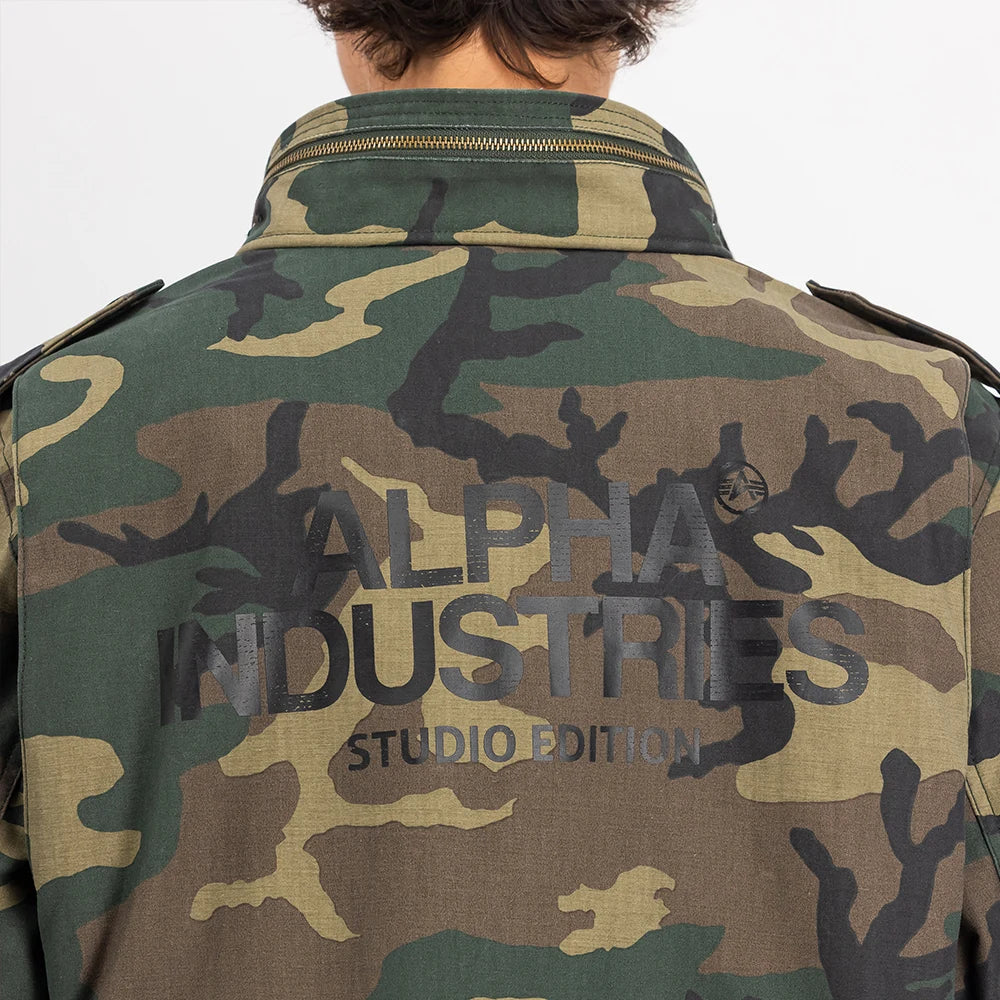 "Camouflage-Feldjacke aus Baumwoll-Mischung von Alpha Industries. Mit vier Pattentaschen, verdeckter Kapuze und Logo-Print auf dem Rücken.“
